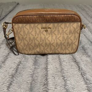 Michael kors crossbody - NEW